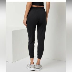 Vuori Performance Jogger in black - size large - EUC